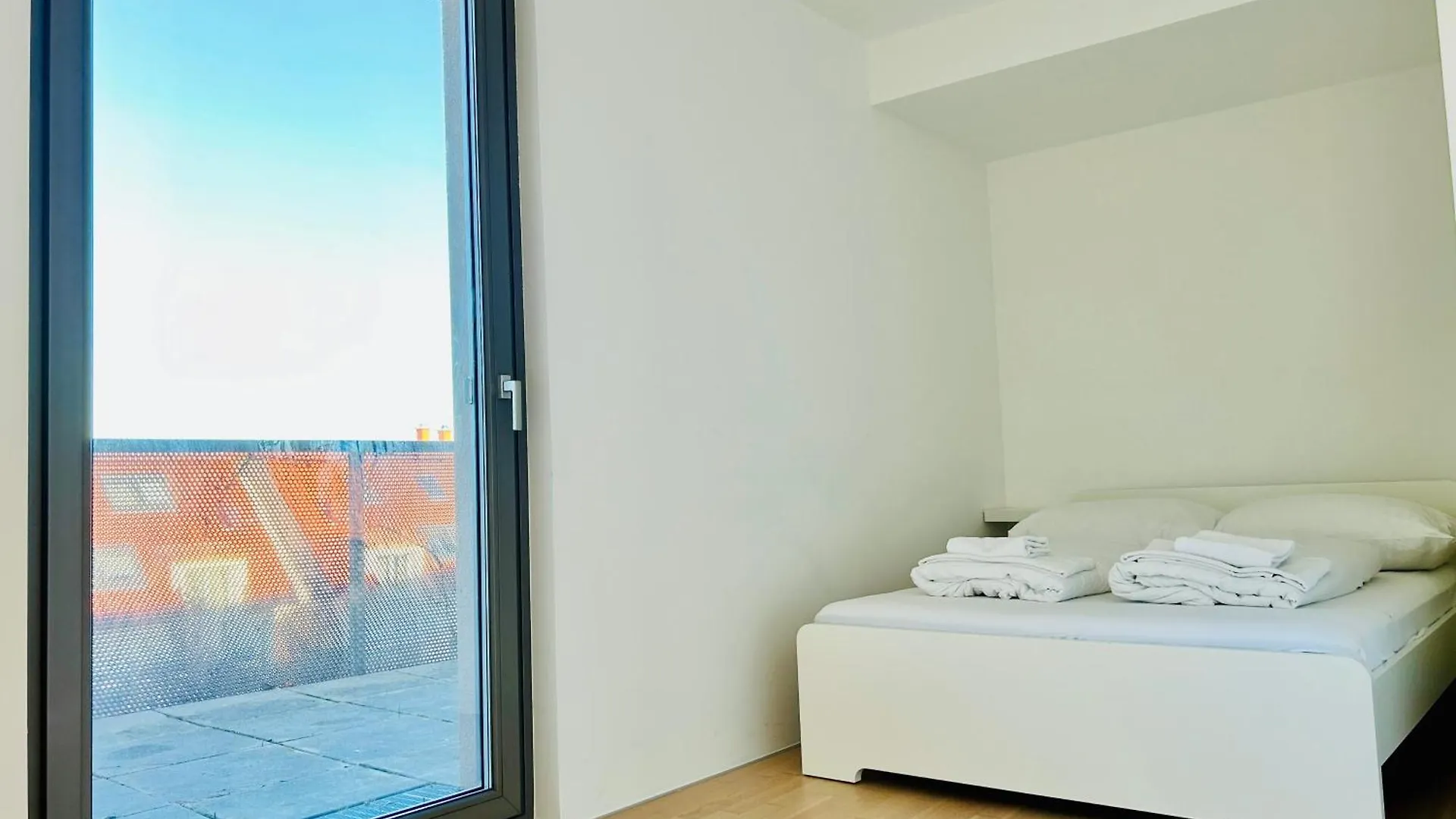 Premium 4 Bedroom Penthouse - Free Parking Vienna Apartment