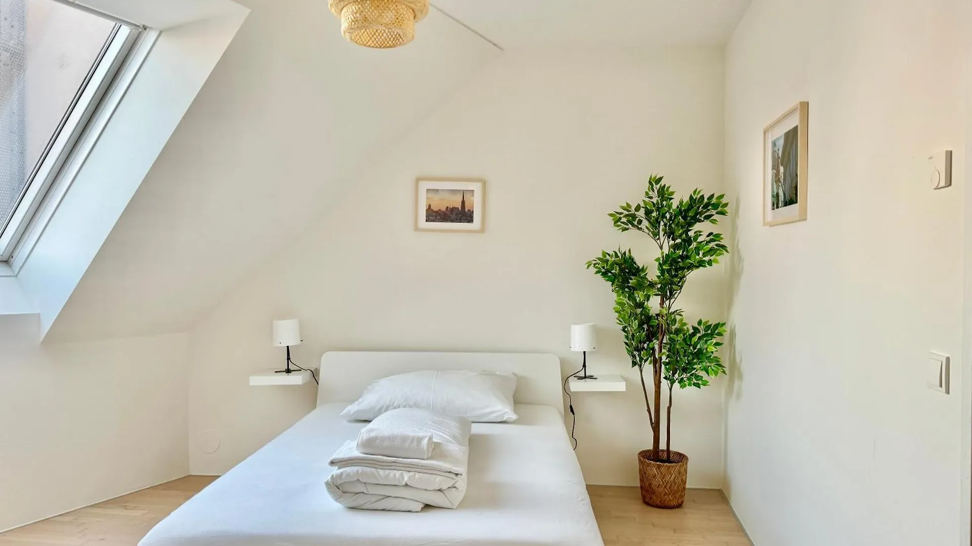 Premium 4 Bedroom Penthouse - Free Parking Vienna Apartment