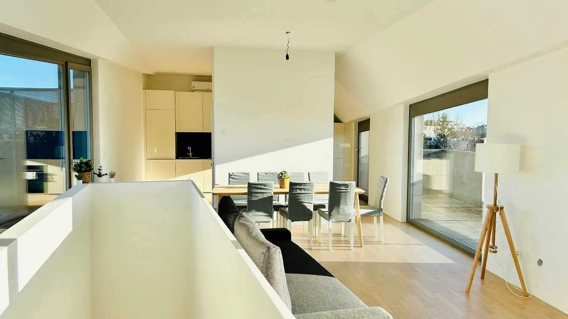 Premium 4 Bedroom Penthouse - Free Parking Vienna Apartment
